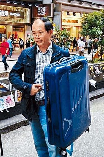 香港警方追查占领运动 教人制盾牌学者或将被捕