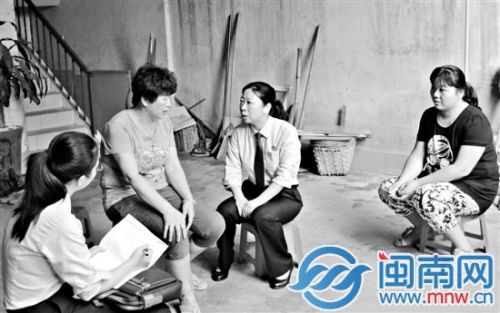 黄志丽常到当事人家中走访(资料图片)