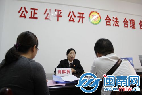 黄志丽说,法官不仅要让群众看得见公正,还要让群众看得懂公正(资料图片)