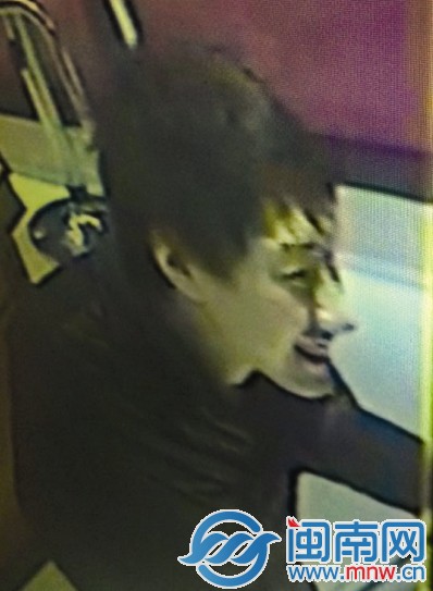 男子假装顾客买项链