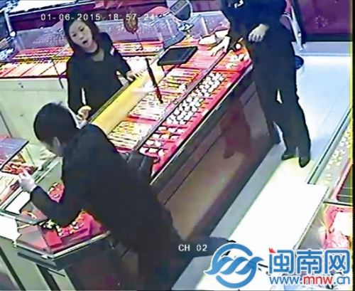监控视频显示，男子抓起金项链就快速逃跑