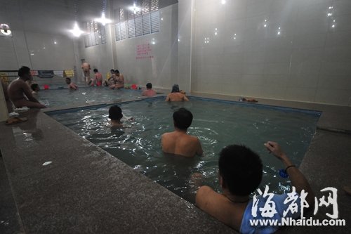 福州不少老年人早上爱去澡堂泡温泉