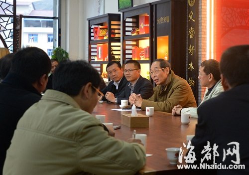 省委书记尤权在大田县福建高山茶文化创意产业园与茶企负责人和茶农代表座谈