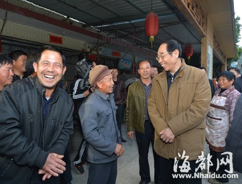 省委书记尤权在大田县吴山乡和洋村与茶农们亲切交谈