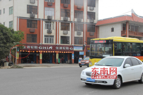 行人绿灯亮时车辆依旧通行（画圈处）