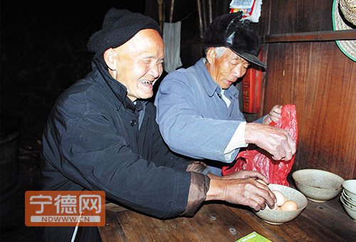 兄弟俩拿出平日积攒下的土鸡蛋执意要为客人沏蛋茶。