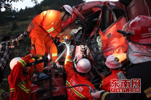 2货车相撞一人被困,大田消防紧急施救。