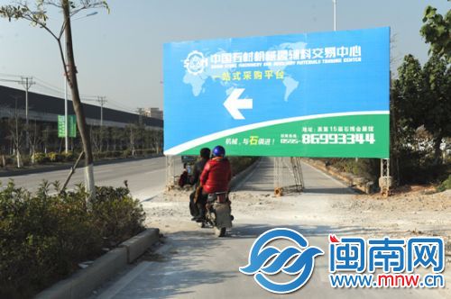 市民骑车到这里只能拐进机动车道
