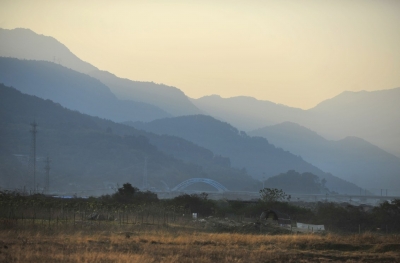 沙堤村远处的山峰在夕阳的余晖下如同一幅水墨画