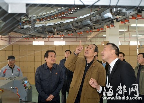 8日，省委书记尤权在三明市浩特国际纺织服饰生产车间考察