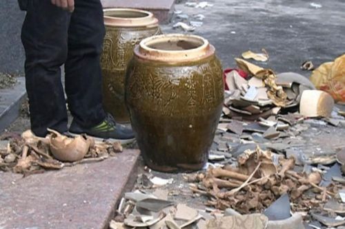 村子的公墓遭人打砸，数十户村民的墓地被毁