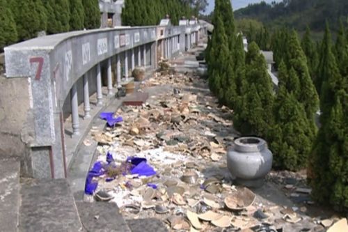 东莞市虎门镇南栅村公墓遭打砸破坏 骸骨散落一地