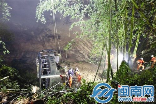 去年5月23日晚7点左右，沉车被拉到岸边
