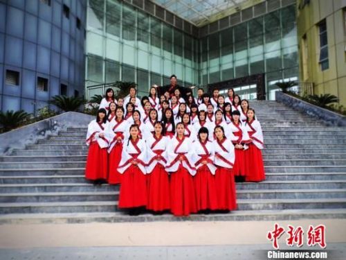 学生身着汉服拍摄毕业照,展现传统服饰之美 余丹 摄