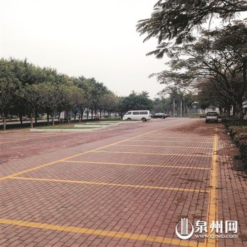因为需要绕行才能到达，几乎没有车辆来此停放。