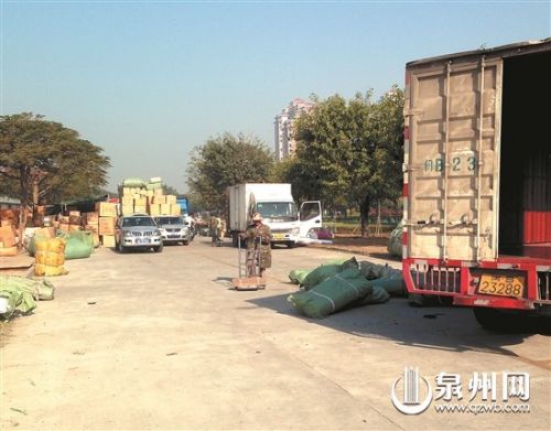 货运车辆在停车场上装卸货，占用车位。