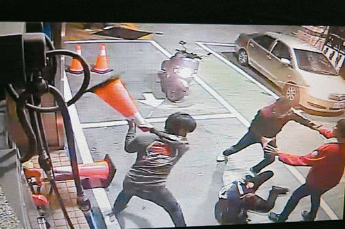 男子叫他人女朋友&ldquo;宝贝&rdquo;被打 拍现场视频爆红