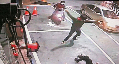 游男要离开前，还做出&ldquo;大鹏展翅&rdquo;的夸张动作。图：台湾《联合报》