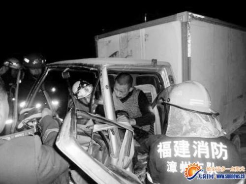 疑似酒后驾车 面包车撞护栏
