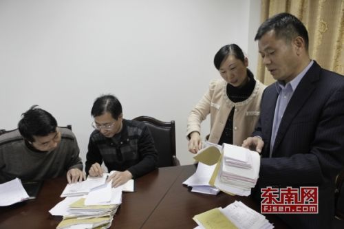 图为福建省建宁县委常委、县纪委书记吴江潮（右一）参与案情分析。