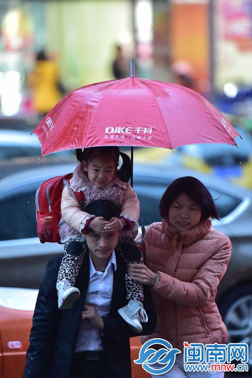 昨日17点02分，泉州市区泉秀街，风雨中温馨的一家三口