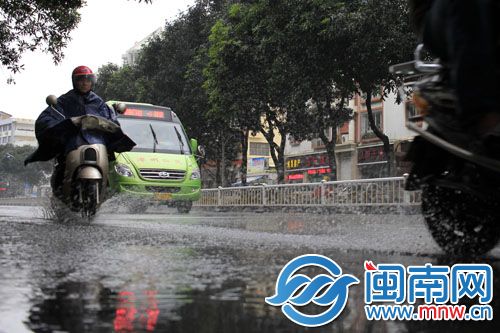 昨日下午，漳州市区胜利西路积水，路过的车辆溅起水花