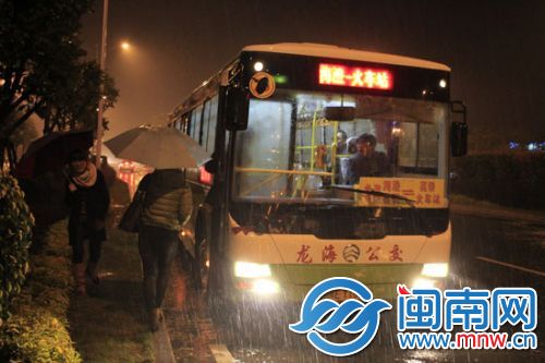 昨下着雨，市民搭26路公交还要从火车站走出来