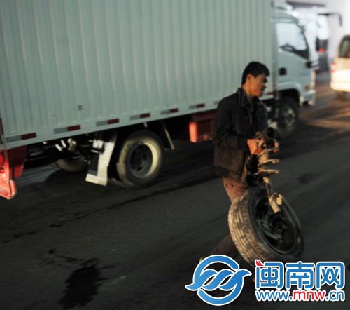 车上司机没受伤，捡掉