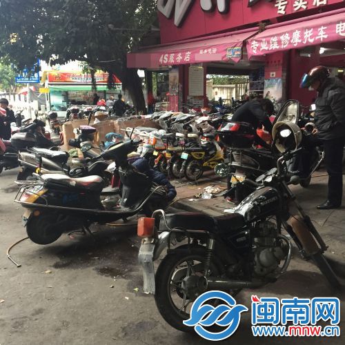 沿街商家也占道经营