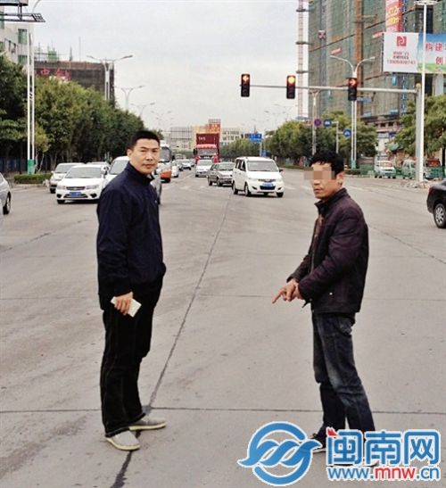 嫌疑人王某（右）指认现场
