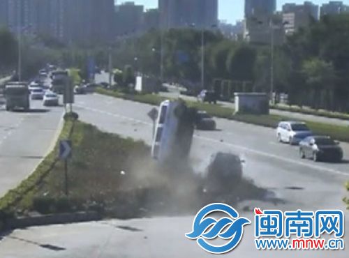 两车相撞后，面包车腾空侧翻（视频截图）