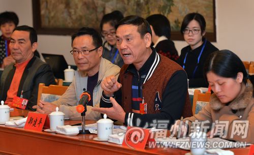 人大代表分组审议政府工作报告。