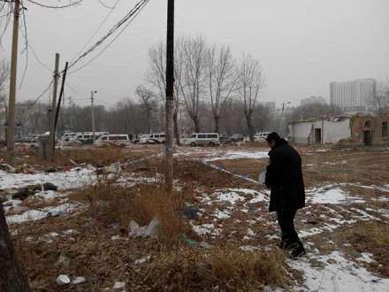 男子上厕所时在废墟中发现数具尸体被吓懵