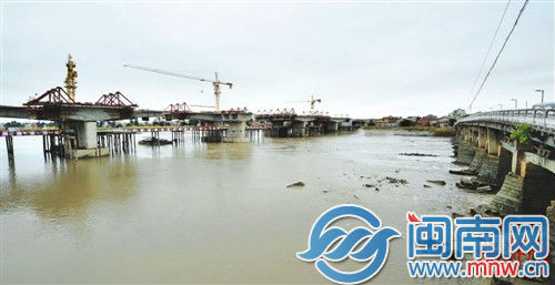 宁海老桥下游不远处，一座新桥正在建设中