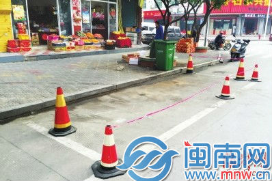 公共停车位被水果店围了起来