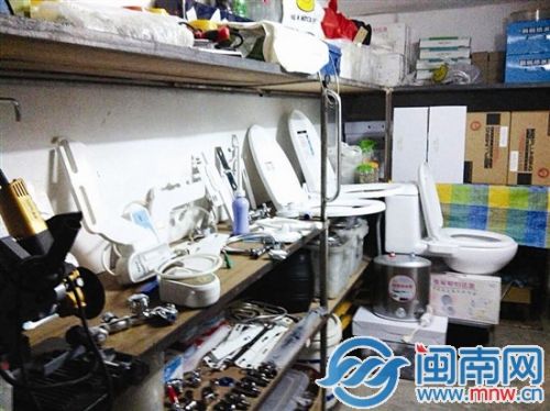各种如厕产品整齐码放在这间十多平方米的小超市里