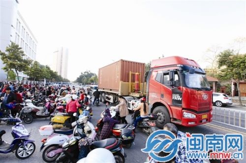 昨天下午4点多，闽南师大附小门口，一辆大挂车与接孩子的家长混杂在一起