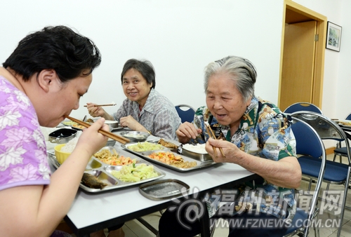 庆城社区老人在社区居家养老服务站内助老餐厅用餐