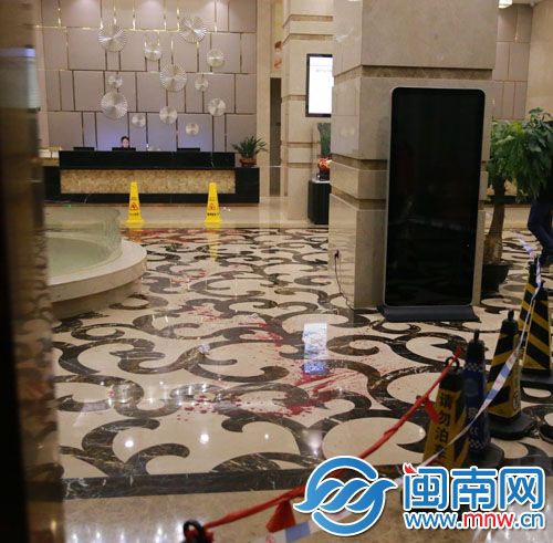 事发现场地面有多处血迹，警方连夜展开调查