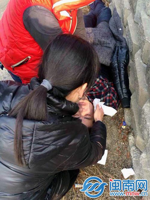 黄奉权的同事及热心市民将他救上岸