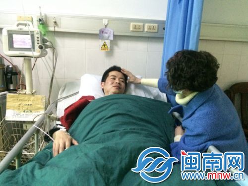 一夜未眠的妻子陪伴在黄奉权