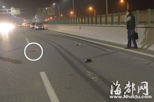 事故现场，还残留着反光锥的碎片(画圈处)