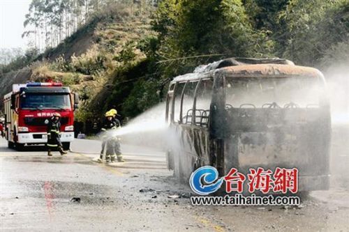 中巴被烧毁