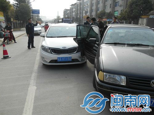 “黑的”冲关撞上执法车