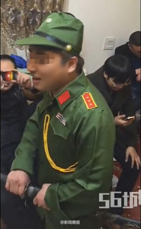 浙江温岭一场婚礼上现新奇的闹洞房方式,一名男子身着抗战时期日军服饰,装作调戏新娘子。