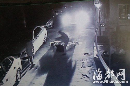 保安朝倒地依伯的头部连踹两脚(视频截图)