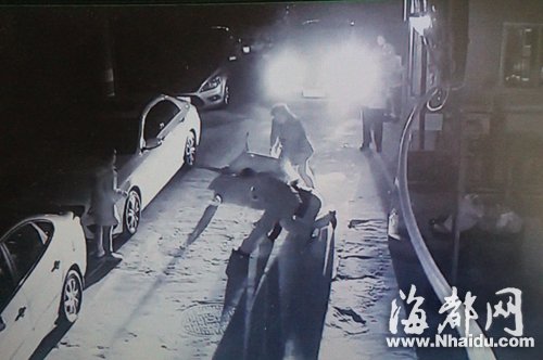 在小区门口，七旬依伯被保安打倒在地(视频截图)