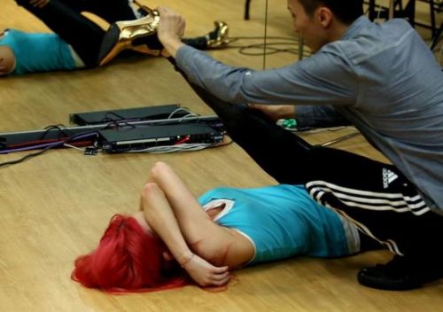 《与星共舞》温岚练舞彩排视频曝光 压腿痛到崩溃飙泪