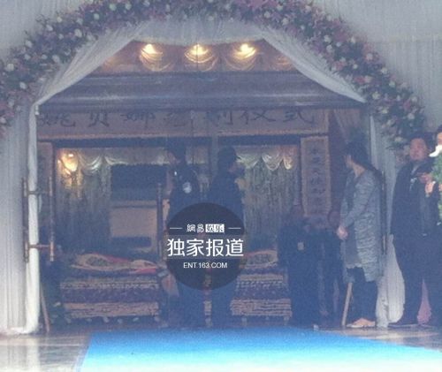 姚贝娜追悼会现场照片 亲友灵堂昏倒那英掩面