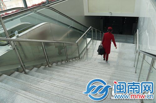 地下通道只有台阶，没有斜坡，不方便提行李的乘客